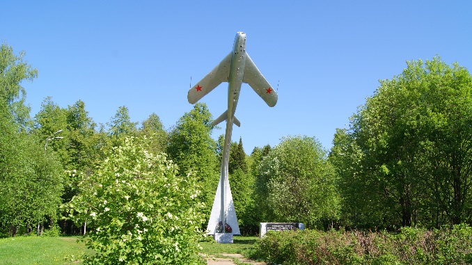Самолет Памятник